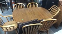 NICE OAK TABLE W/ 6 CHAIRS, 2 LEAFS & PROTECTIVE