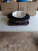 Miscellaneous kitchen - 2 roasters, bowls, 4