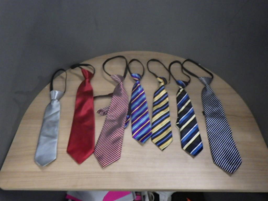 APPROX 40 KID'S ZIP-UP TIES