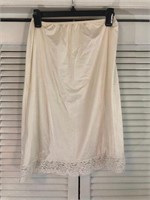 VINTAGE VASSARETTE HALF SLIP LARGE