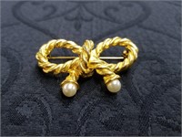 Gold colored bow brooch