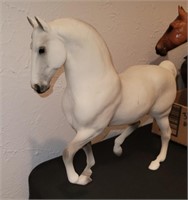 MODEL HORSE #11, WHITE HORSE W/GREY