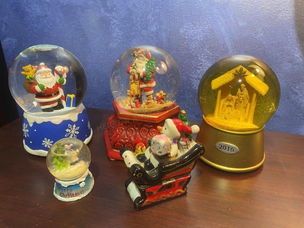 Christmas Snow Globes & Figurine