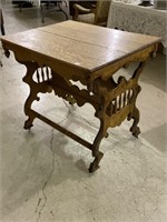 Very Nice Spindle Design Oak Table
