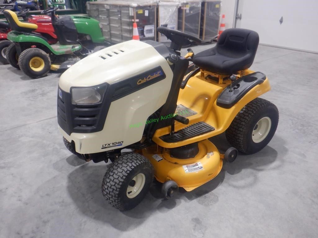 Club Cadet LXT1040 Riding Lawn Mower