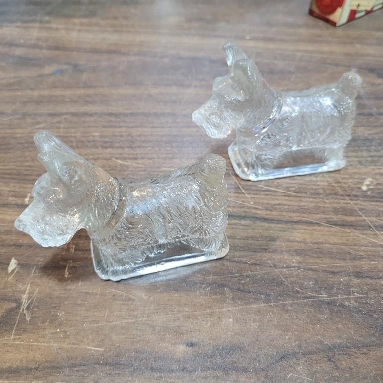 2 GLASS DOGS