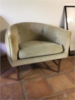 Horseshoe tub chair