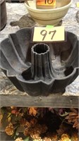 Cast iron bunt pan