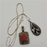 2 PENDANTS WITH 925 SILVER CHAIN