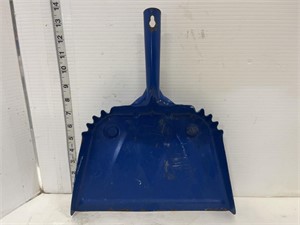 Blue metal dust pan