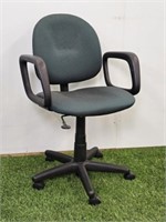 GREEN ADJUSTABLE OFFICE CHAIR