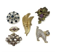 Lot, fashion pins including Beau sterling, Trifari