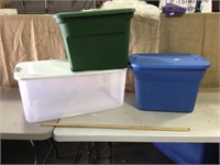 Empty totes with lids