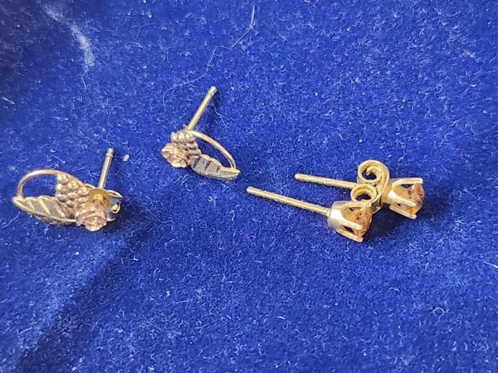 Tiny 10 kt gold earrings (2 pr)