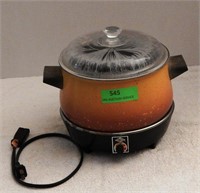 West Bend slow cooker with lid, hot plate,