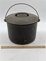 Cast iron Wagner wear flat bottom kettle with
