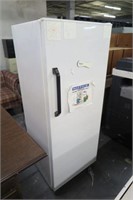 GE 9.6 Cu ft Refrigerator & Hamilton Microwave