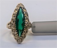 10k Gold w/ Emerald Green Stone Ring