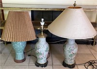 M - LOT OF 3 TABLE LAMPS (2 SHADES) (L162)