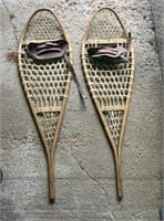 VINTAGE SNOWSHOES IN GREAT CONDITION