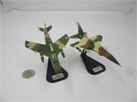 2 avions de guerre en métal