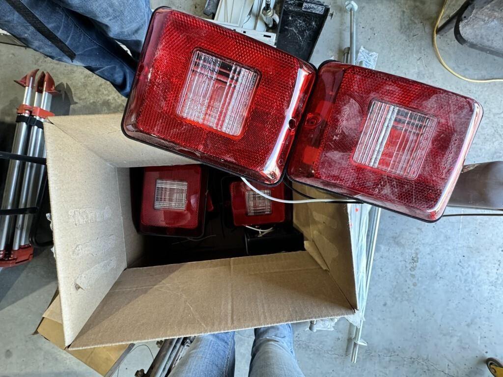 Box of 8 Trailer Lights