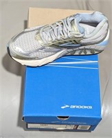 NEW Brooks Ladies Running Shoes Size 6