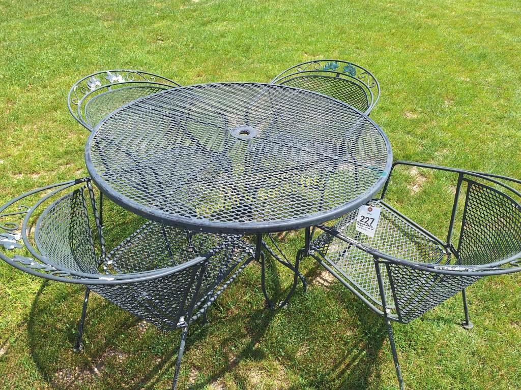Round Patio Table & (4) Chairs