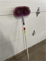 broom w/extendable handle