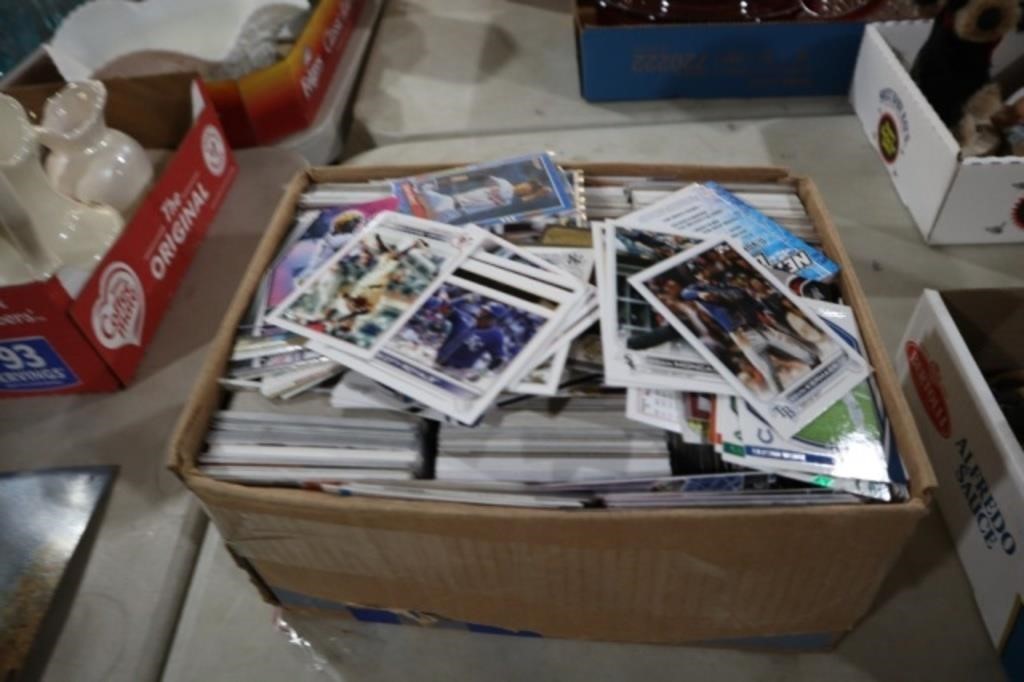 COLLECTION OF BASEBALL CARDS