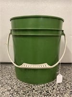 BUCKET WITH 3 LOG CHAINS & HOOKS