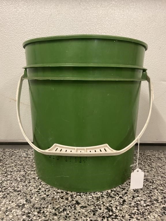 BUCKET WITH 3 LOG CHAINS & HOOKS