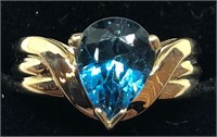 H107 14KT YELLOW GOLD BLUE TOPAZ RING