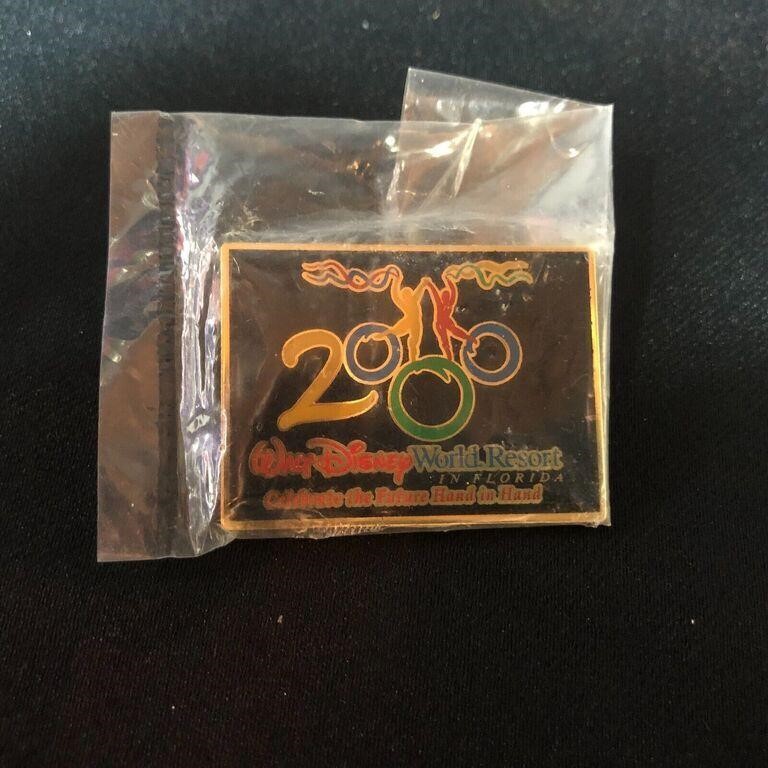 Disney Enamel Pin 2000 World Resort