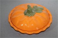 BRAND NEW CERAMIC PUMPKIN PIE PLATE WITH COVER