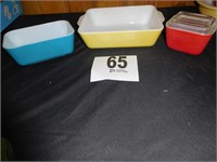 3 SQUARE PYREX DISHES  (1 WITH GLASS LID)