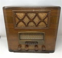 Coronado Vintage Radio w/Wooden Knobs