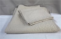 King size comforter and two matching pillow shams