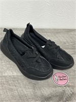 Size 9 Women’s Slip-On Shoes in Black