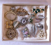 Vintage jewelry: Emmons faux pearl brooch -