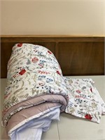 Amazon basics Comforter set with 2 pillow case
