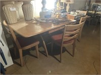 Table w/2 Leaves & 4 Chairs