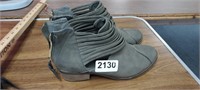 LADIES SHOES, SIZE 8, GENTLY USED