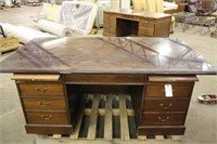 EXECUTIVE WOOD OFFICE DESK WITH GLASS TOP AND KEY