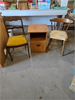 End table and two chairs, gold chair Damaged