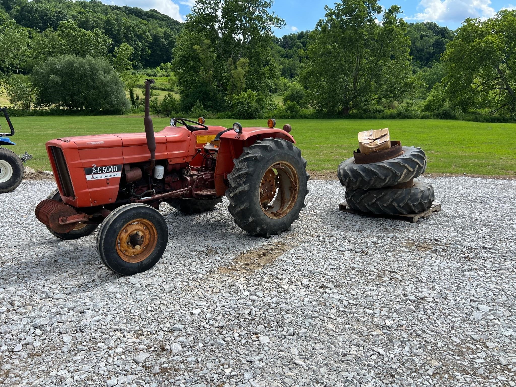 Allis Chalmers 5040 Tractor w/ Duals