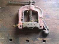 Rigid pipe vise top clamp