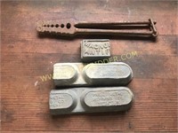 3 bars of lead and lead mold