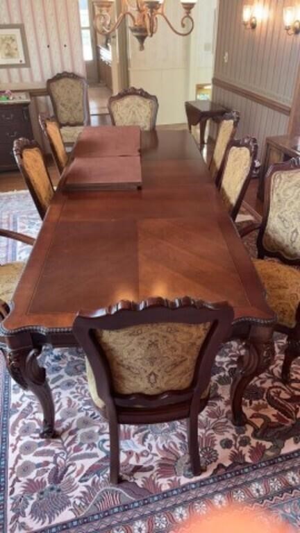 Thomasville dining room table with 2 captain