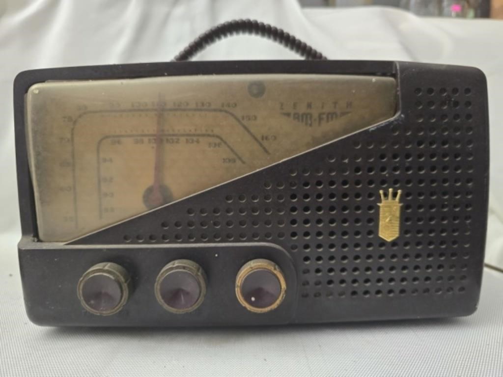 Vintage Zenith AM FM radio
